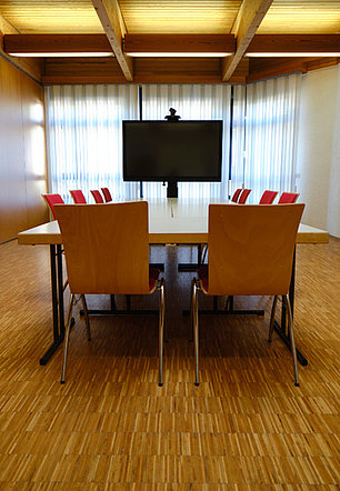 Für Videokonferenzen oder Präsentationen kann unser Medienboard gebucht werden.
